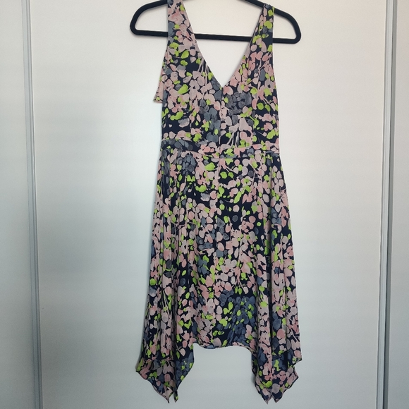 *BCBGMAXAZRIA Jessica Floral-Print Handkerchief Dress – 2 - Picture 5 of 9